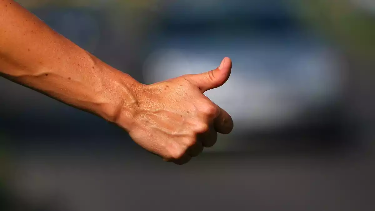 Immer weniger Menschen reisen per Anhalter. (Symbolbild) - Bild: Arno Burgi/dpa-Zentralbild/dpa