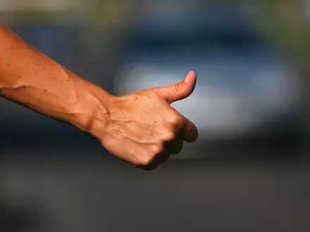 Immer weniger Menschen reisen per Anhalter. (Symbolbild) - Foto: Arno Burgi/dpa-Zentralbild/dpa