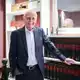 Für Zukunftsforscher Horst Opaschowski hat der Rückgang des Reisens per Anhalter mit einem fehlenden Sicherheitsgefühl zu tun. (Archivbild) - Bild: Christian Charisius/dpa