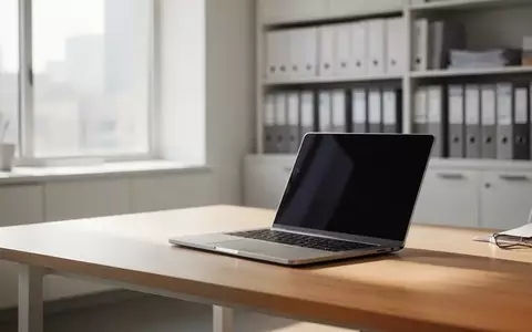 Ein heller, moderner Büroarbeitsplatz mit einem Laptop auf einem Schreibtisch als Symbol für digitale Verwaltung. - Foto: über boerse-global.de