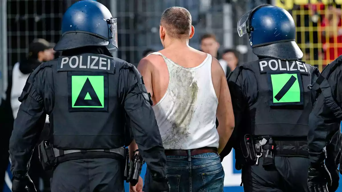 Die Polizei meldete mehrere Festnahmen. - Bild: Uwe Anspach/dpa