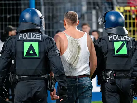 Die Polizei meldete mehrere Festnahmen. - Foto: Uwe Anspach/dpa