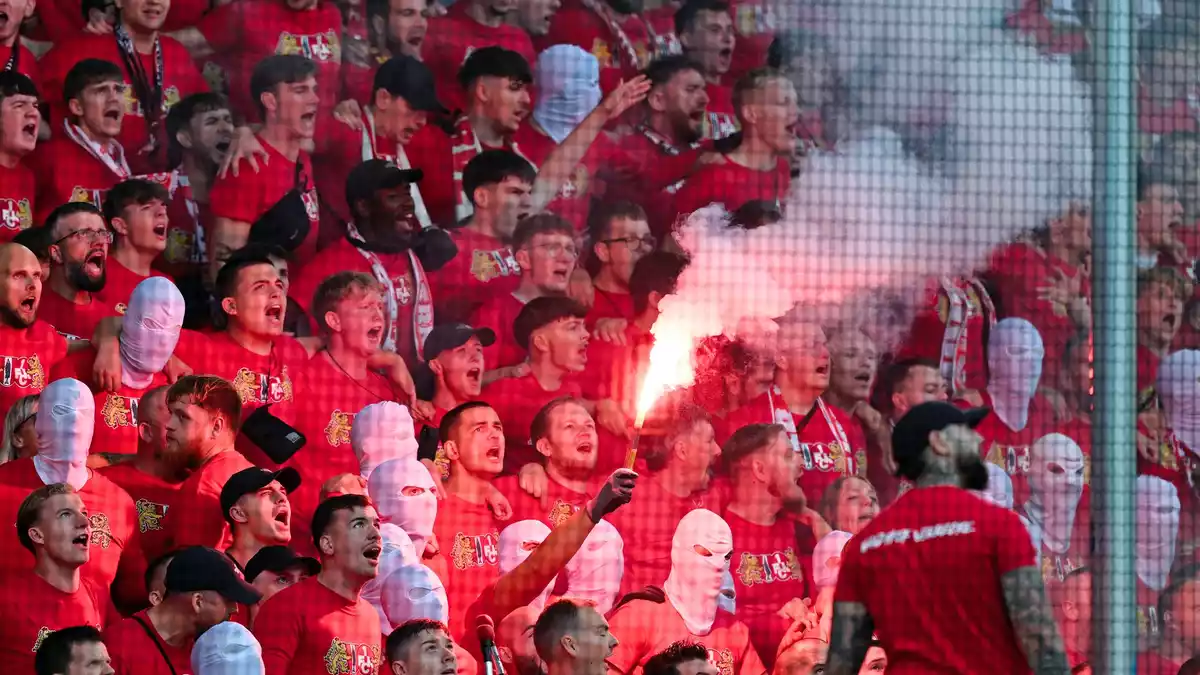 Kaiserslauterns Fans zündeten Pyrotechnik. - Bild: Uwe Anspach/dpa