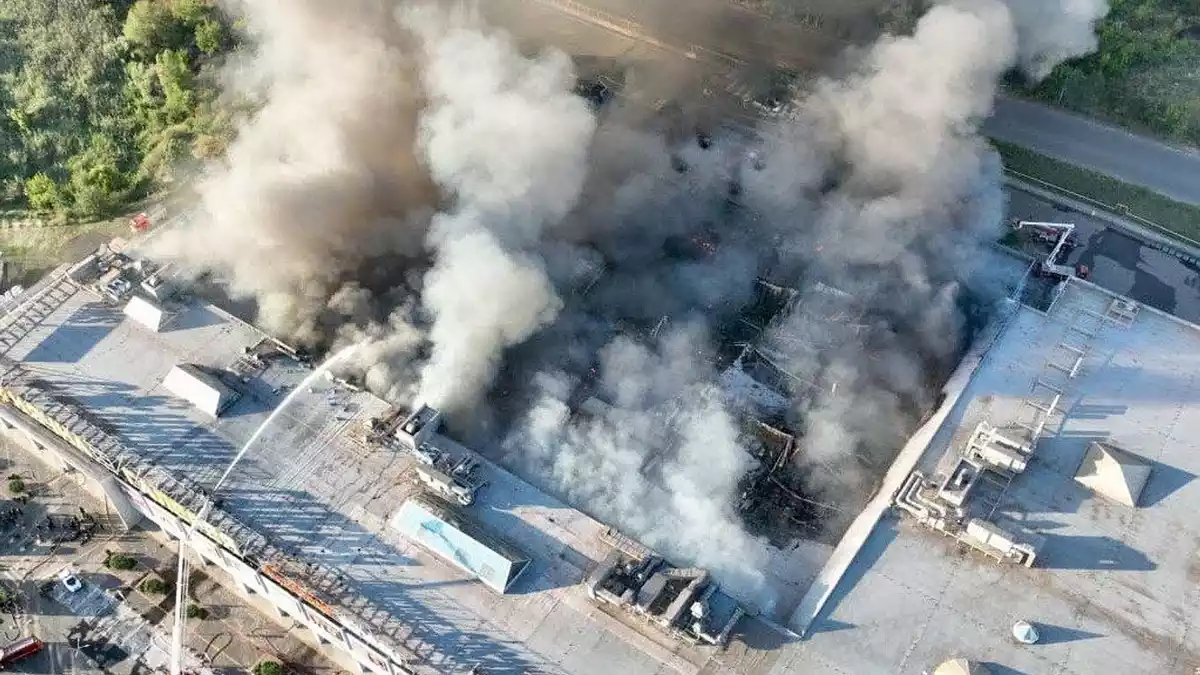 Nach dem Angriff auf ein Einkaufszentrum in Krywyj Rih werden noch Vermisste gesucht. - Bild: Uncredited/Ukrainian Military administration/AP/dpa