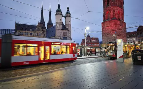 Straßenbahn auf dem Marktplatz in Halle (Saale) (Archiv) - Foto: via dts Nachrichtenagentur