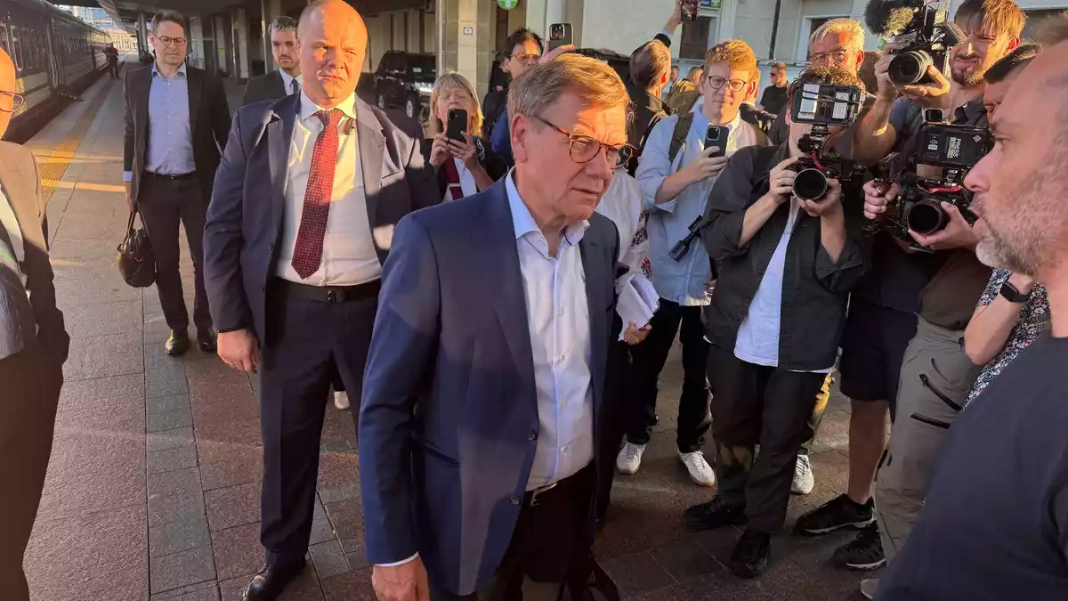 Nach seiner Ankunft in Kiew sendet der Minister erste Botschaften auch an Moskau. - Bild: Michael Fischer/dpa