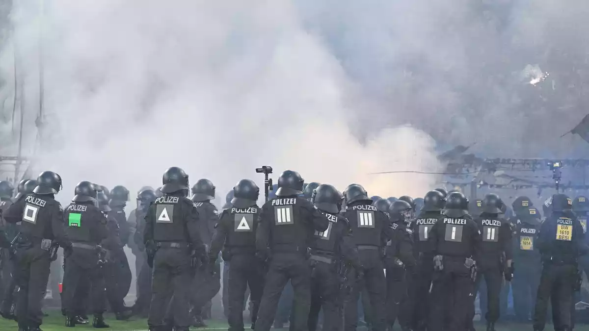 Mussten eingreifen: Polizisten stürmten auch den Mannheimer Block. - Bild: Uwe Anspach/dpa