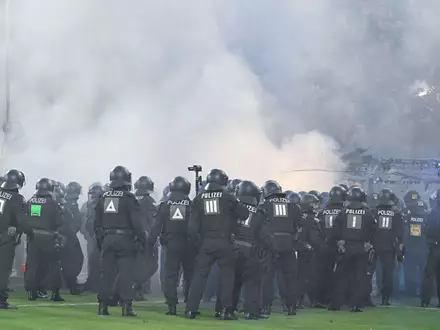 Mussten eingreifen: Polizisten stürmten auch den Mannheimer Block. - Foto: Uwe Anspach/dpa