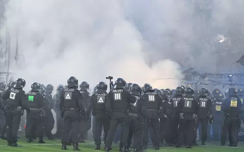 Mussten eingreifen: Polizisten stürmten auch den Mannheimer Block. - Foto: Uwe Anspach/dpa