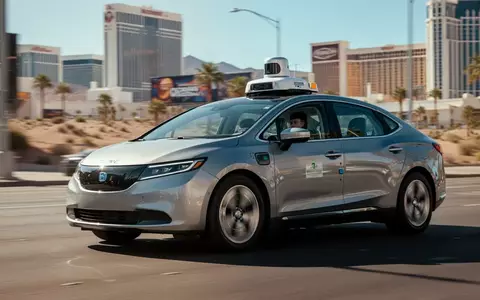 Ein modernes autonomes Robotaxi fährt auf einer sonnigen Straße in Las Vegas. - Foto: über boerse-global.de