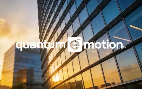 Modernes Bürogebäude bei Sonnenuntergang als Symbol für strategische Unternehmensakquisitionen und Finanzinvestitionen. - Foto: über boerse-global.de