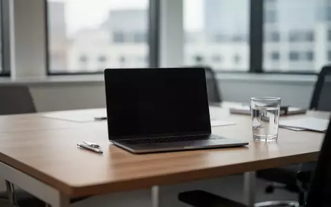 Ein aufgeräumter, minimalistischer Schreibtisch in einem hellen Büro während einer Arbeitspause. - Foto: über boerse-global.de