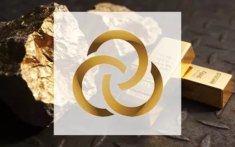 Nahaufnahme von Golderz und Goldbarren auf einem dunklen, industriellen Untergrund mit stimmungsvoller Beleuchtung. - Foto: über boerse-global.de