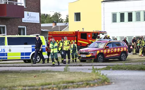 Polizei und Rettungskräfte rückten am Freitag zu einer Schule im schwedischen Fagersta aus. - Foto: Fredrik Sandberg/TT News Agency/AP/dpa