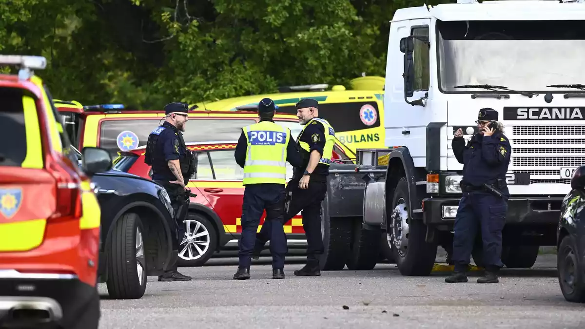 Ein Angreifer verletzte an der Schule mehrere Menschen, eine Person starb. - Bild: Fredrik Sandberg/TT News Agency/AP/dpa