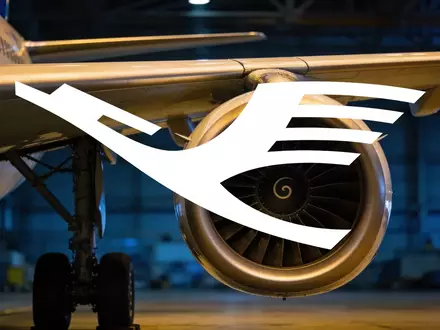 Nahaufnahme einer modernen Flugzeugturbine in einem Hangar bei atmosphärischer Beleuchtung. - Foto: über boerse-global.de
