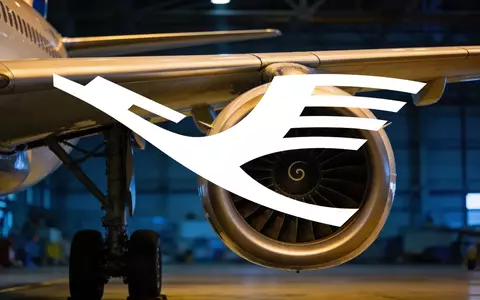 Nahaufnahme einer modernen Flugzeugturbine in einem Hangar bei atmosphärischer Beleuchtung. - Foto: über boerse-global.de