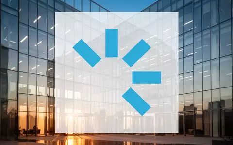 Moderne Glasfassade eines Bürogebäudes bei Sonnenuntergang als Symbol für Unternehmenswachstum und regulatorische Genehmigung - Foto: über boerse-global.de
