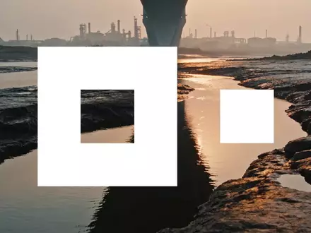 Ein flacher Fluss mit freiliegenden Ufern bei Dämmerung, symbolisiert Lieferengpässe durch Niedrigwasser. - Foto: über boerse-global.de