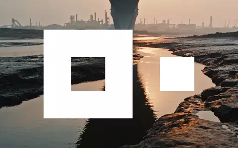 Ein flacher Fluss mit freiliegenden Ufern bei Dämmerung, symbolisiert Lieferengpässe durch Niedrigwasser. - Foto: über boerse-global.de