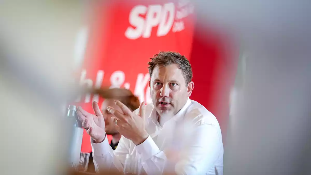 Finanzminister Lars Klingbeil macht sich auf EU-Ebene für eine Übergewinnsteuer bei Ölkonzernen stark (Archivbild) - Bild: Kay Nietfeld/dpa