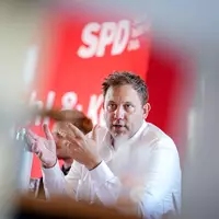 Finanzminister Lars Klingbeil macht sich auf EU-Ebene für eine Übergewinnsteuer bei Ölkonzernen stark (Archivbild) - Foto: Kay Nietfeld/dpa