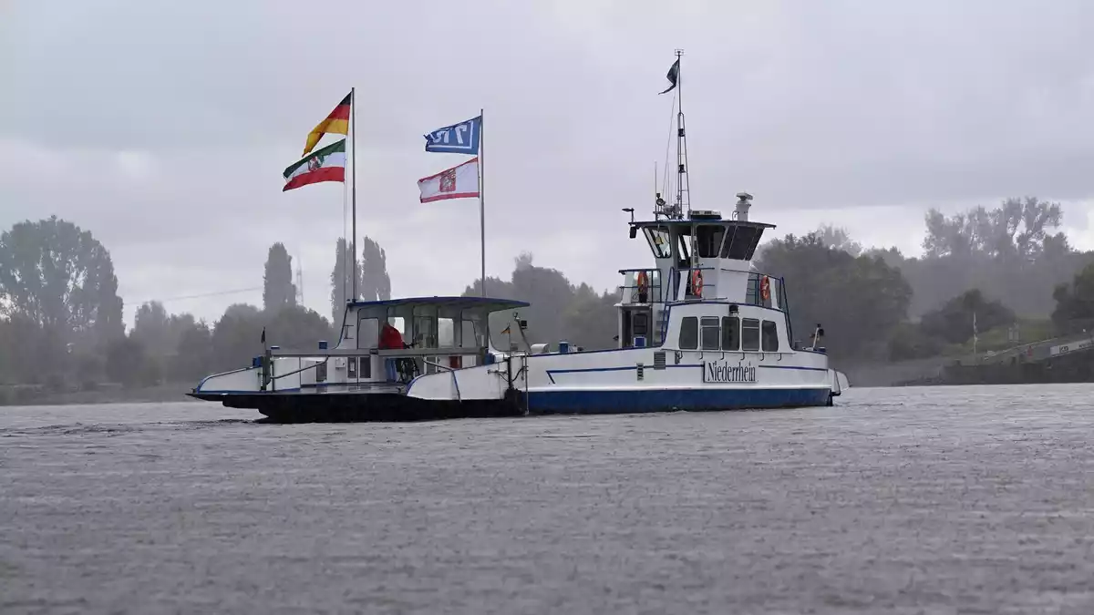 Die meisten Rheinfähren fahren wieder, allzu viele Passagiere sind bei wechselhaftem Wetter aber nicht an Bord: Hier ein Blick auf die Fähre von Düsseldorf-Urdenbach nach Zons. - Bild: Wolf von Dewitz/dpa