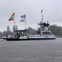 Die meisten Rheinfähren fahren wieder, allzu viele Passagiere sind bei wechselhaftem Wetter aber nicht an Bord: Hier ein Blick auf die Fähre von Düsseldorf-Urdenbach nach Zons. - Foto: Wolf von Dewitz/dpa