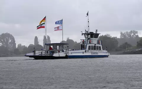 Die meisten Rheinfähren fahren wieder, allzu viele Passagiere sind bei wechselhaftem Wetter aber nicht an Bord: Hier ein Blick auf die Fähre von Düsseldorf-Urdenbach nach Zons. - Foto: Wolf von Dewitz/dpa