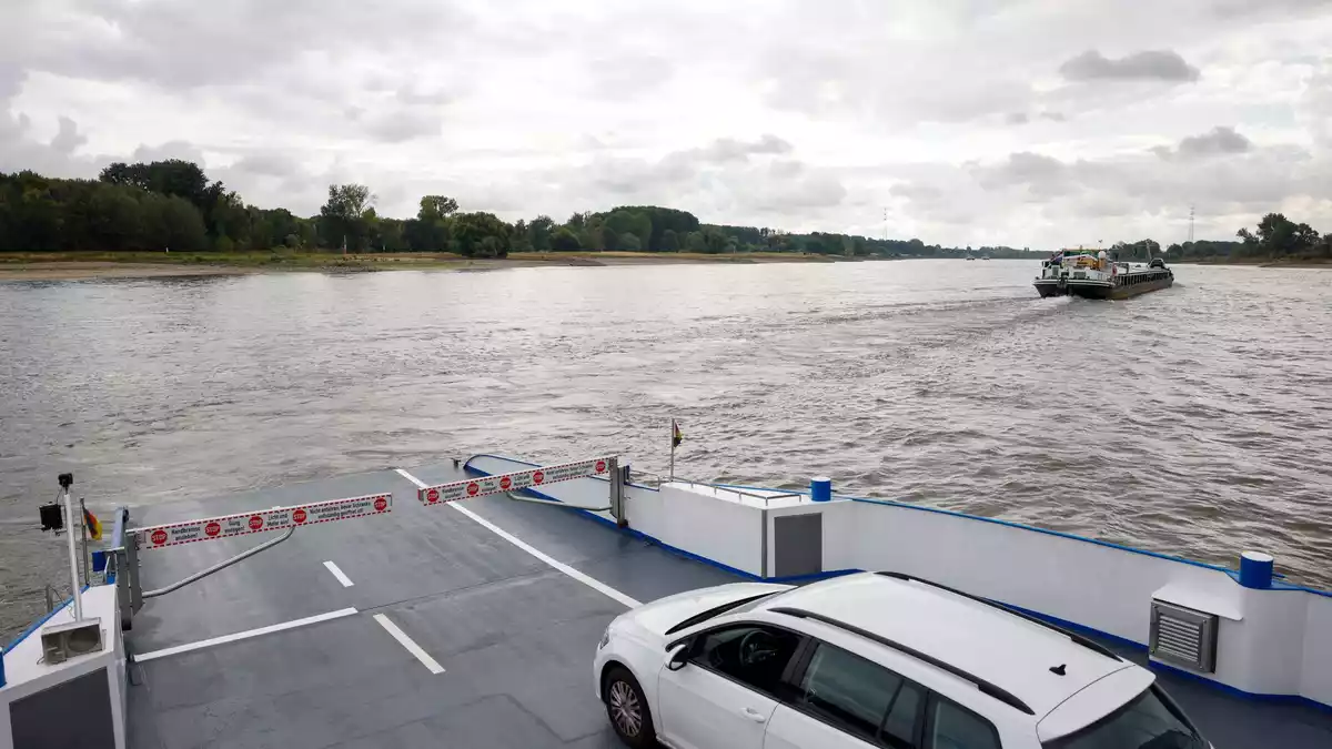 Mit dem Auto auf der Fähre von Zons nach Düsseldorf: Seit Samstag geht das wieder.  - Bild: Thomas Banneyer/dpa