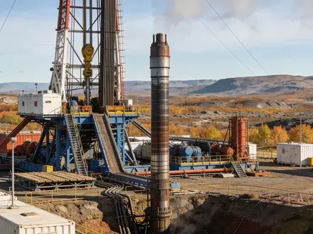 Moderne Bohranlage auf einem weitläufigen Industriegelände bei klarem Herbstwetter. - Foto: über boerse-global.de