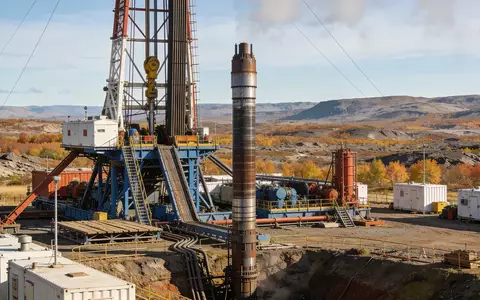 Moderne Bohranlage auf einem weitläufigen Industriegelände bei klarem Herbstwetter. - Foto: über boerse-global.de