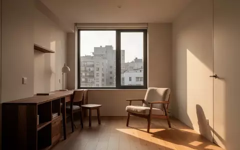 Innenansicht eines minimalistisch gestalteten Tiny Houses mit natürlichem Lichteinfall und reduzierter Möblierung. - Foto: über boerse-global.de