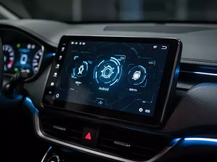 Nahaufnahme eines modernen Infotainment-Bildschirms in einem Fahrzeugarmaturenbrett bei gedimmtem Licht. - Foto: über boerse-global.de