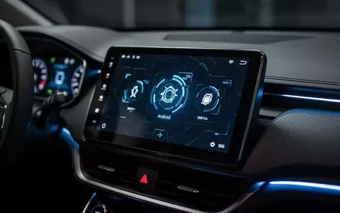 Nahaufnahme eines modernen Infotainment-Bildschirms in einem Fahrzeugarmaturenbrett bei gedimmtem Licht. - Foto: über boerse-global.de