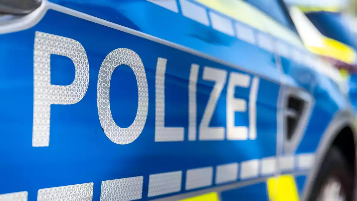 Die Polizei hat nach ersten Ermittlungen den Sohn des 49-Jährigen festgenommen. (Symbolbild) - Bild: David Inderlied/dpa