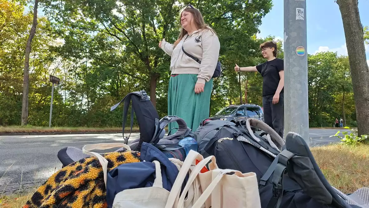 Antonina Eliseeva (l.) freut sich darauf, neue Länder zu entdecken. - Bild: Kai Morschlatt/dpa