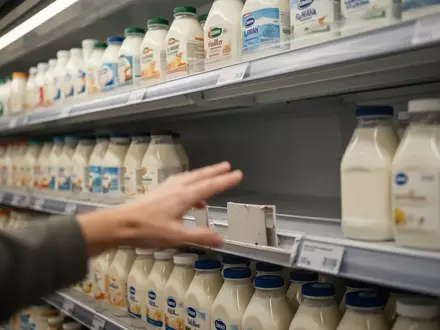 Ein leeres Fach in einem Supermarktregal in der Molkereiabteilung, das auf einen kürzlich erfolgten Produktentzug hindeutet. - Foto: über boerse-global.de