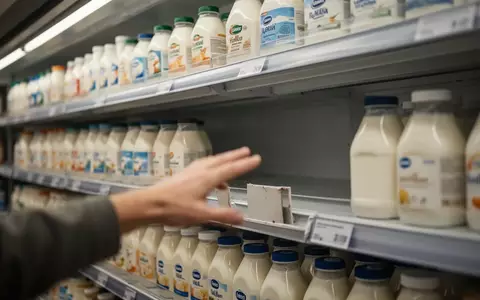 Ein leeres Fach in einem Supermarktregal in der Molkereiabteilung, das auf einen kürzlich erfolgten Produktentzug hindeutet. - Foto: über boerse-global.de