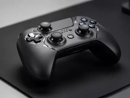 Ein schwarzer Gaming-Controller mit mechanischen Tasten und Analogsticks liegt auf einem dunklen Schreibtisch. - Foto: über boerse-global.de
