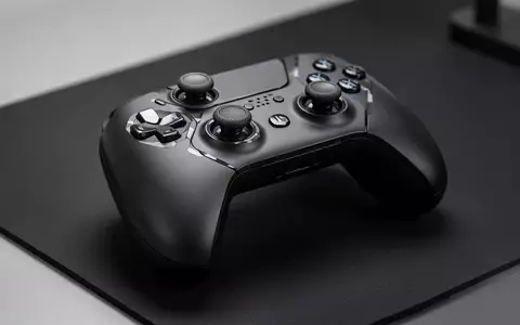 Ein schwarzer Gaming-Controller mit mechanischen Tasten und Analogsticks liegt auf einem dunklen Schreibtisch. - Foto: über boerse-global.de