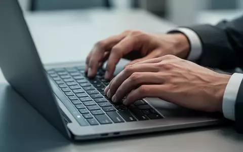 Nahaufnahme einer Person, die an einem Laptop arbeitet, um Sicherheitsupdates zu installieren. - Foto: über boerse-global.de