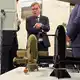 Im Außenministerium wurden Wadephul Waffen aus ukrainischer Produktion gezeigt.  - Bild: Michael Fischer/d/dpa