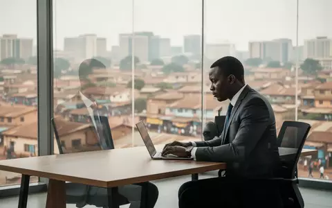 Ein Geschäftsmann arbeitet in einem modernen Büro in Kampala vor dem Hintergrund der Stadt bei Tageslicht. - Foto: über boerse-global.de