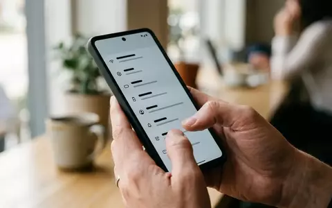 Hände halten ein Smartphone, während in den Einstellungen nach Updates gesucht wird. - Foto: über boerse-global.de