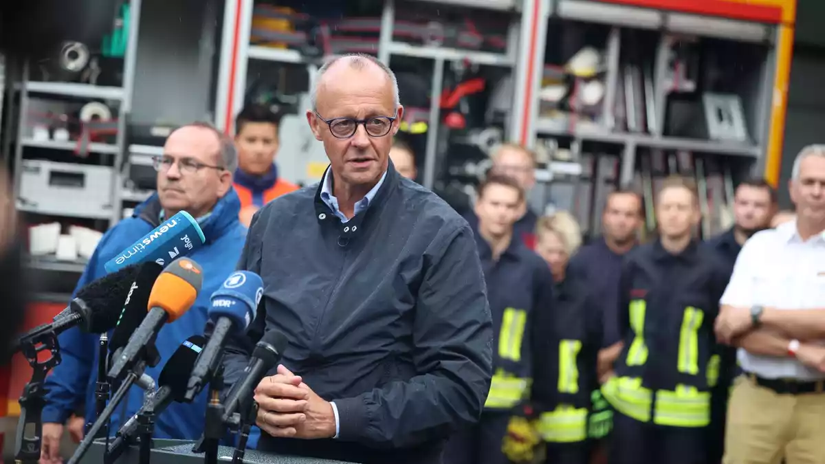 Bundeskanzler Merz dankte den zahlreichen Helferinnen und Helfern für ihren Einsatz.  - Bild: Christoph Reichwein/dpa