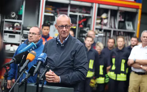 Bundeskanzler Merz dankte den zahlreichen Helferinnen und Helfern für ihren Einsatz.  - Foto: Christoph Reichwein/dpa
