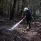 Zuletzt musste die Feuerwehr im Hürtgenwald nur noch Glutnester löschen. (Archivbild) - Bild: Christian Knieps/dpa