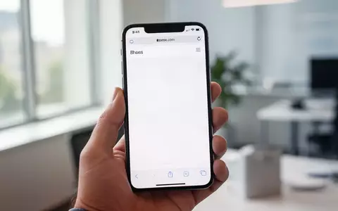 Eine Nahaufnahme einer Hand, die ein iPhone mit einem modernen Webbrowser-Interface in einer hellen Büroumgebung hält. - Foto: über boerse-global.de