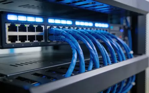 Moderne Serveranlage mit leuchtenden Netzwerkkabeln in einem Rechenzentrum. - Foto: über boerse-global.de